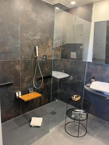 蒙特罗索阿尔马雷Hotel Il colle di Monterosso的一间带玻璃淋浴和水槽的浴室