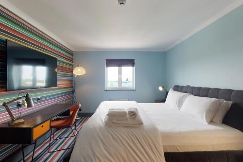 伯恩茅斯伯恩茅斯乡村酒店的酒店客房设有床和水槽