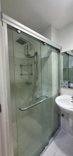 马尼拉EZBeds Sea Residences TowerE的一个带水槽的玻璃淋浴间