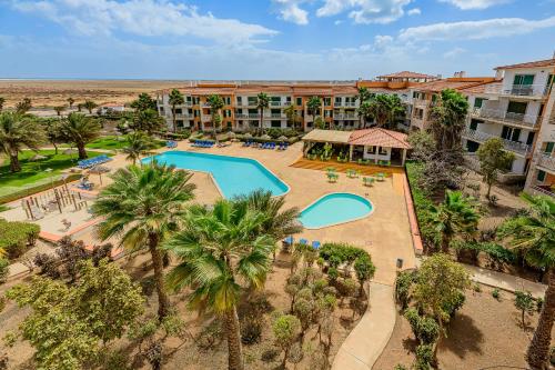 圣玛丽亚Agua Hotels Sal Vila Verde的享有度假村的空中景致,设有游泳池和棕榈树