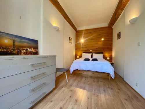 卡尔卡松L'Armagnac的一间卧室配有一张床和一个梳妆台