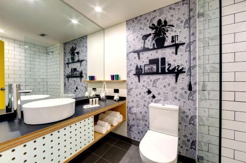 奥尔伯里奥尔伯里阿图拉酒店的浴室设有卫生间、2个盥洗盆和镜子