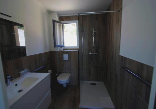 坎波莫罗HOTEL CAMPOMORO的浴室配有卫生间、盥洗盆和淋浴。