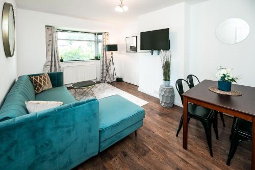圣奥尔本斯Beech Road Apartment St Albans by PAY AS U STAY的客厅配有蓝色的沙发和桌子