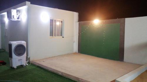 Az Zulfiاستراحة سكنية للإيجار اليومي والشهري的一间空房间,有绿色和白色的墙壁