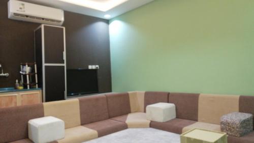 Az Zulfiاستراحة سكنية للإيجار اليومي والشهري的带沙发和平面电视的客厅