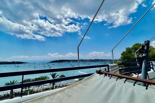 波多河丽Chrysa's Dream - Dreamy Sea View at Spacious 3BR Apt in Porto Cheli的享有海滩和水中船只的景色