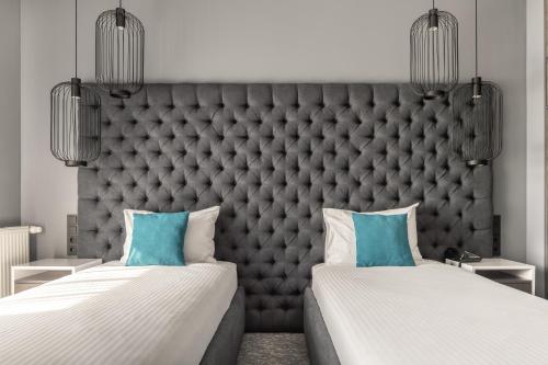 利沃夫City Inn Lviv Smart Hotel的一间带两张床和大床头的卧室