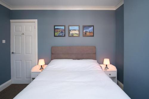拉夫堡NEW 2BD Victorian Terraced House Loughborough的一间卧室配有一张大床和两盏灯