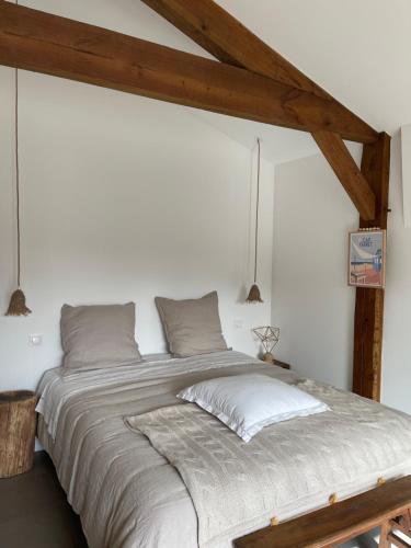 Le BarpOSTAL 158的白色客房的一张大床,设有木梁