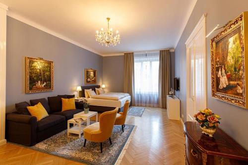 布达佩斯Tabán Art Appartmann的客厅配有沙发和一张床
