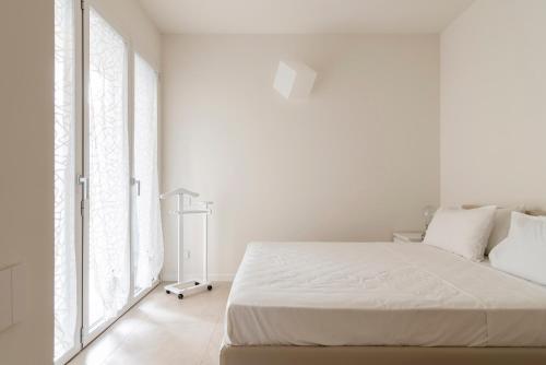 米兰LUVI - Flavio Gioia的白色的卧室设有白色的床和大窗户