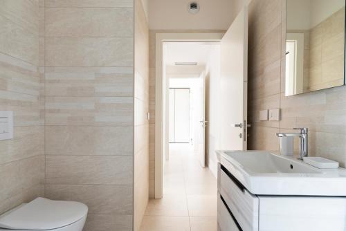 米兰LUVI - Flavio Gioia的浴室配有白色卫生间和盥洗盆。