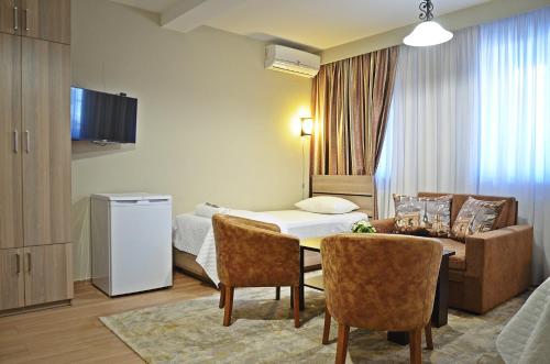 第比利斯Apartment Paysage的酒店客房带一张床、一张桌子和椅子