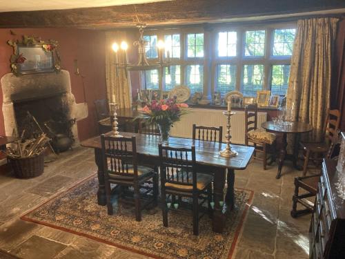 Matlock BankRiber Hall Manor的一间带桌椅和壁炉的用餐室