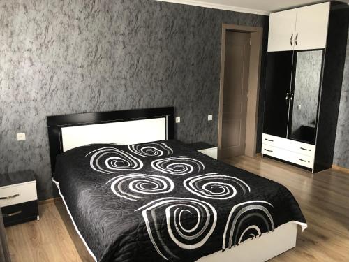 巴库里阿尼Katerina的一间卧室配有一张带黑白毯子的床