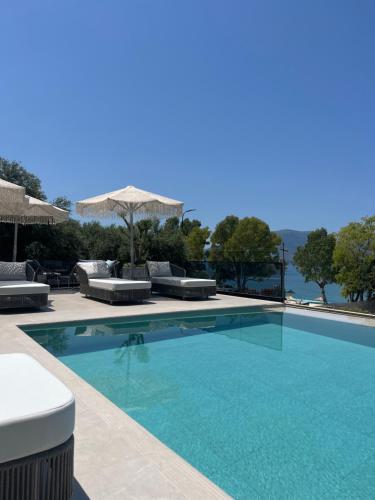 伏罗拉Mazarine Hotel, Vlorë, Albania的享有水景的游泳池