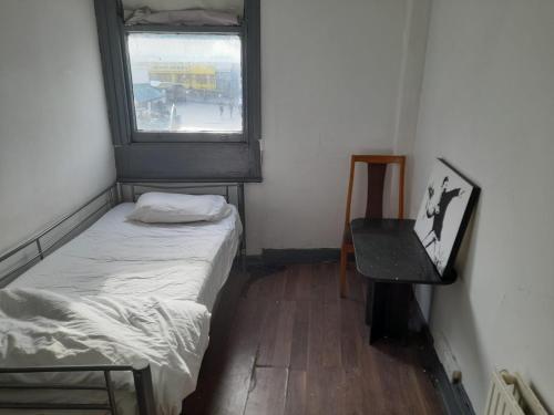 WoolwichWoolwich Backpackers New的小房间设有床和窗户