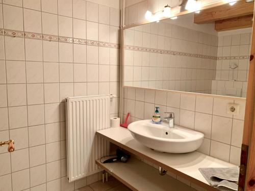 圣彼得奥尔丁Ferienwohnung 4 im Böhler Haubarg的白色的浴室设有水槽和镜子