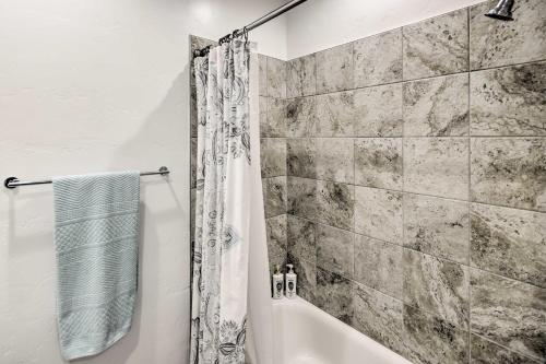 金曼Idyllic Kingman Retreat with Yard - Near Hiking的浴室配有淋浴帘和浴缸。