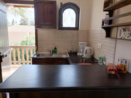 Kounopetra狄俄尼索斯公寓的厨房配有水槽和台面