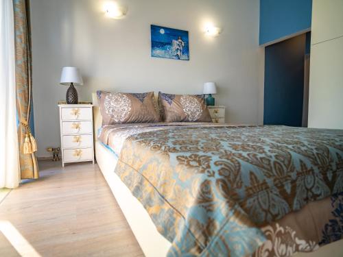 比比涅Apartments Villa Rudi的一间卧室配有一张床和一个带床头柜的梳妆台
