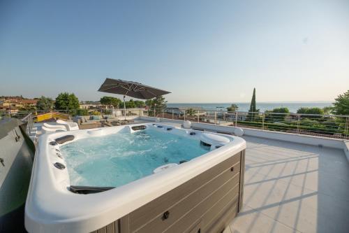 巴多利诺Magic Luxury Apartments的房屋屋顶上的热水浴池