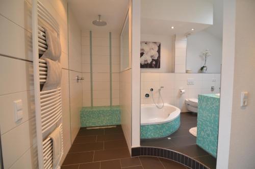 扎达尔黛安娜泽达别墅酒店的带浴缸、卫生间和盥洗盆的浴室