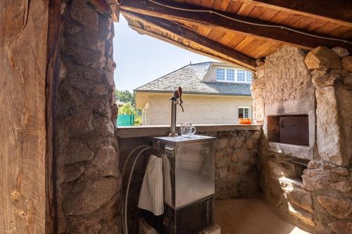 贝坦索斯Casa Montellos的一个带炉灶和石墙的户外厨房