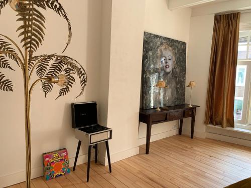迪温特Monroe’s stay的客厅配有桌子和墙上的绘画