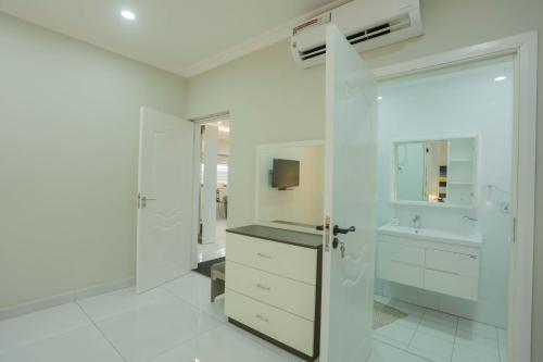 阿克拉Accra Luxury Apartments @ Silicon Square的白色的浴室设有水槽和镜子