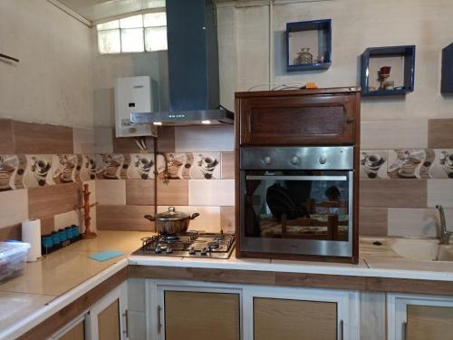 TipazaSuite home beldj的厨房配有炉灶和炉灶。 顶部烤箱