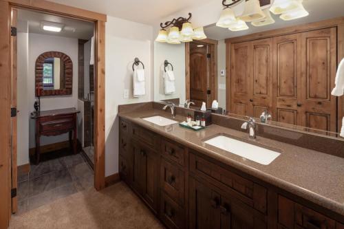 白鱼镇怀特菲什小屋酒店的一间带两个盥洗盆和大镜子的浴室