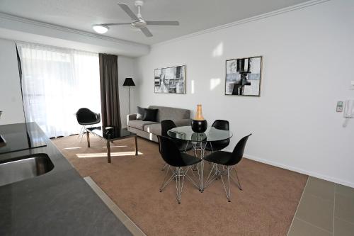 汤斯维尔帕丁顿Q度假村公寓的客厅配有桌椅和沙发
