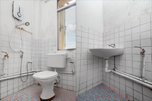 诗巫OYO 89706 To-day Hotel的一间带卫生间和水槽的浴室