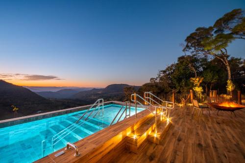 格拉玛多Chateau Laghetto Collection的游泳池享有山脉美景。