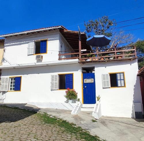 布希奥斯Casa Colomba的白色的房子,有蓝色的门
