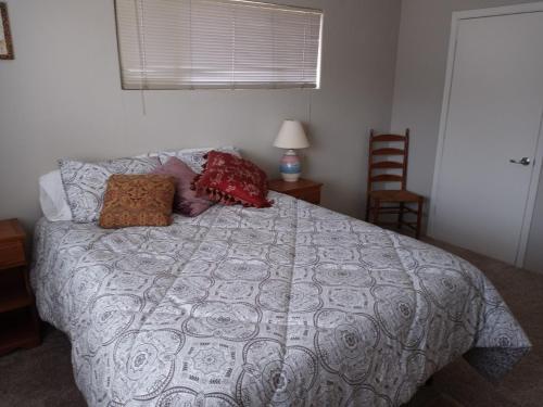 土桑Dodge Residence的一间卧室配有一张大床和枕头