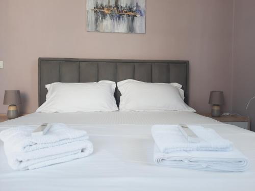 伏罗拉Antea Apartments 1-2的白色的床,上面有毛巾