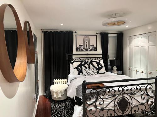 布鲁克林LUXE BROOKLYN Getaway的一间卧室配有一张带黑白枕头的床