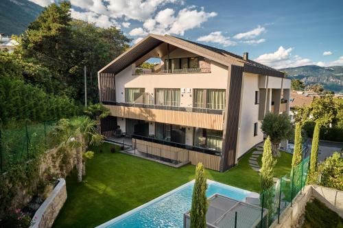 阿皮亚诺苏拉斯特拉达Appius Design Suites B&B - ADULTS ONLY的享有带游泳池的房屋的空中景致