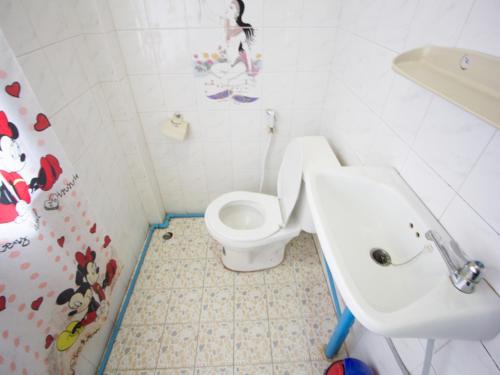 林信查瓦特度假酒店的一间带卫生间和水槽的浴室