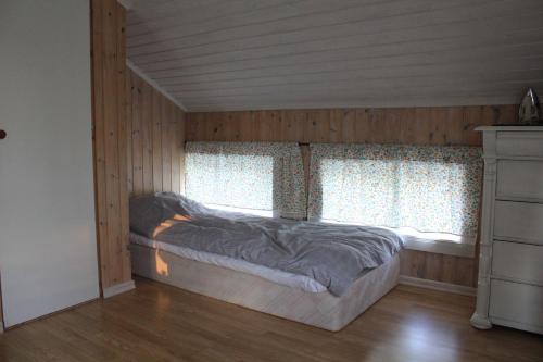 DockstaLilly's house, Swedish High Coast的一间卧室设有一张床和两个窗户。