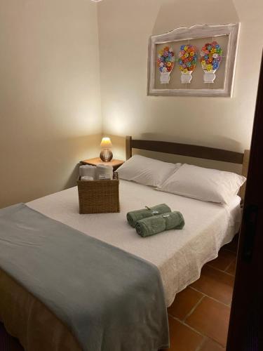 彼得罗波利斯Recanto da Floresta - Casa de campo em Secretário的一间卧室配有一张床,上面有两条毛巾