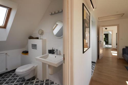 德尔吉切D4 Apartments Dörgicse的浴室配有白色卫生间和盥洗盆。