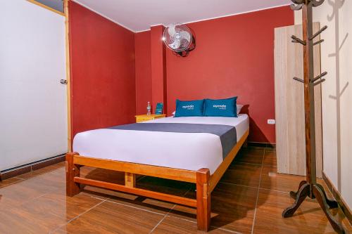 伊察Ayenda Muñoz的卧室配有红色墙壁内的一张床