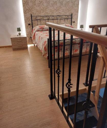 巴里Mivigio的一间卧室配有一张床,铺有木地板