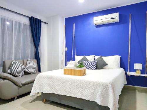 约帕尔Apartaestudio Totalmente Amoblado - Centro的蓝色的卧室配有床和沙发