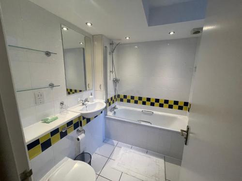 City Haven King En-suite & Double Room With Parking的一间浴室