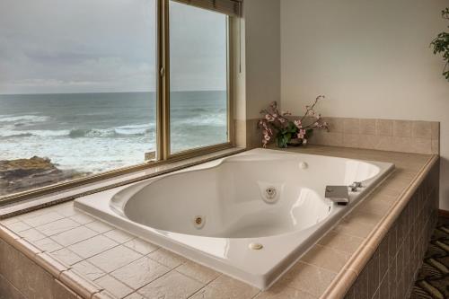 亚查茨Adobe Resort的带窗户的浴室设有大浴缸